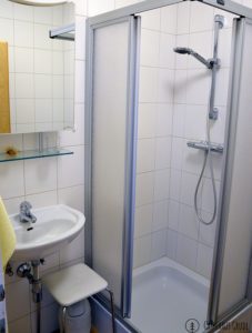 Kornblumenzimmer Dusche Gästehaus Familie Grudl
