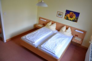 Sonnenblumenzimmer Raumansicht Gästehaus Familie Grudl